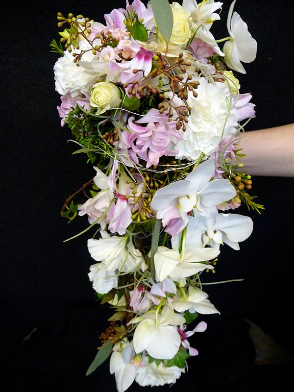 abfließender Brautstrauß mit Orchideenblüten