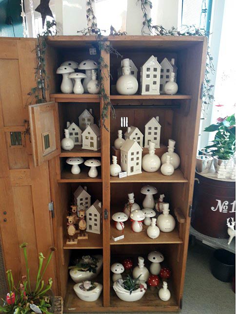Alter Holzschrank
