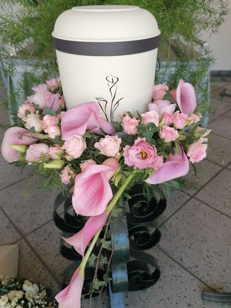 Calla in rose mit Poly-Rosen und Lysianthus