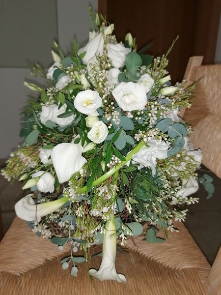Deckelschmuck mit weißen Calla