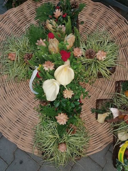 Gepflanztes Kreuz ausgesteckt