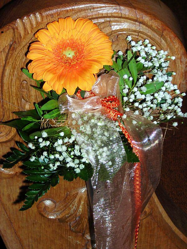 Gerberablüte als Kirchenbankschmuck