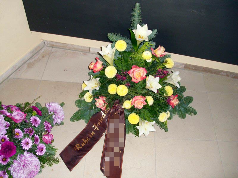 Gesteck Aufrecht mit Lilien