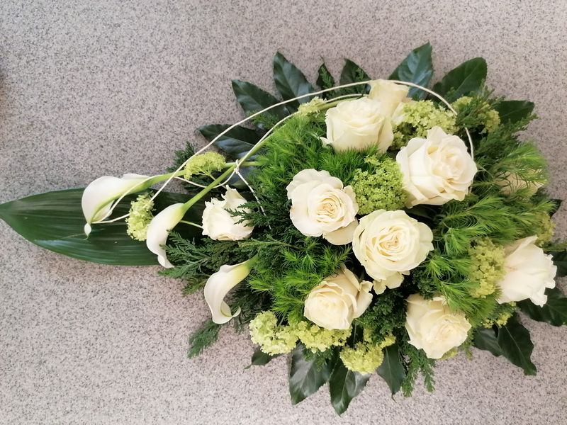 Gesteck flach mit Calla