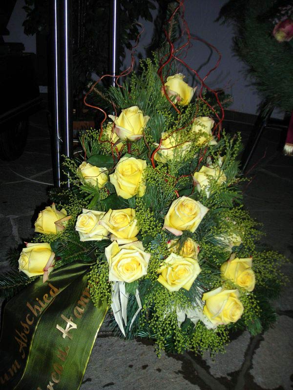 Gesteck gelbe Rosen