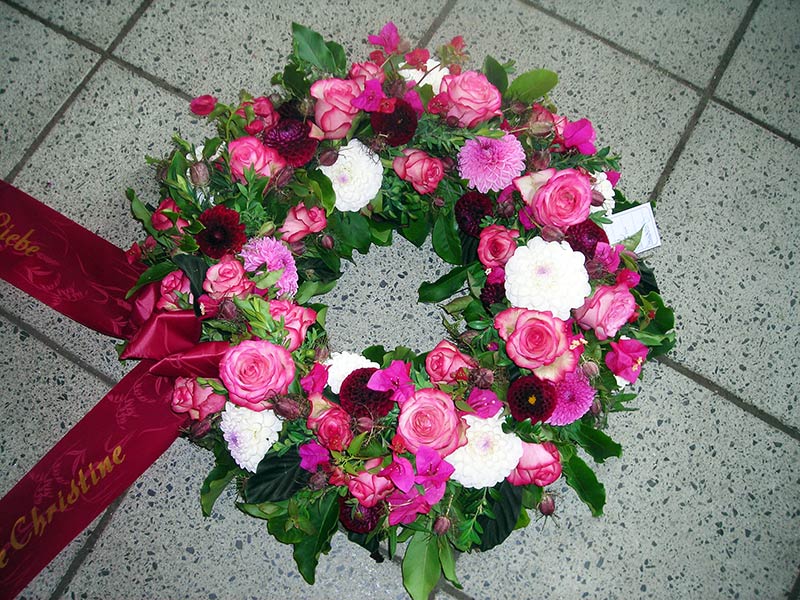 Herbstlicher Kranz mit Rosen und Dahlien
