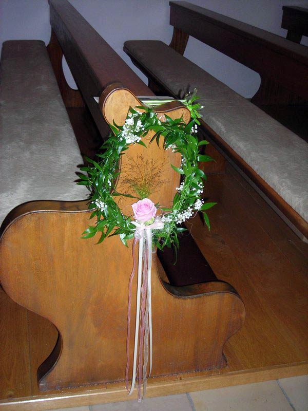 Kränzchen mit Rose als Bankschmuck