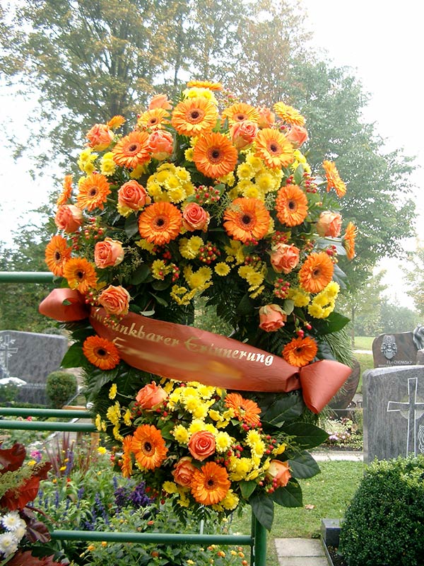 Kranz mit Doppeltuff in gelb-orange