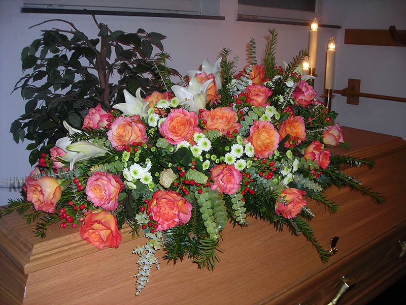 Lilien mit lachsfarbenen Rosen