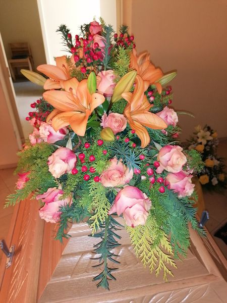 Lilien orange mit Rosen und Beeren