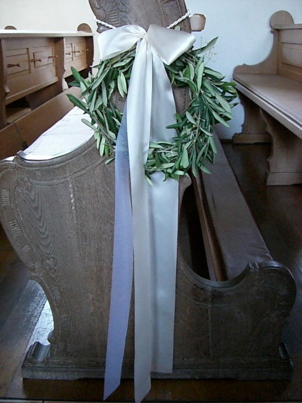 Olivenkranz mit Bänder als Kirchenbankschmuck