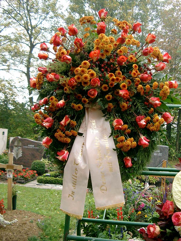 Orange Rosen mit Chrysanthemen Herbst