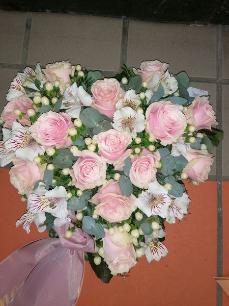 Rosa Rosen und Beeren