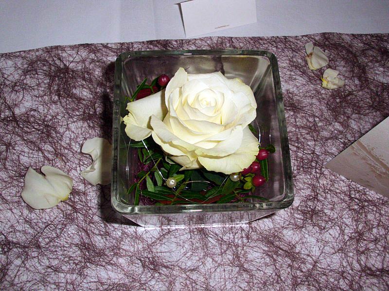 Rose im eckigem Glas