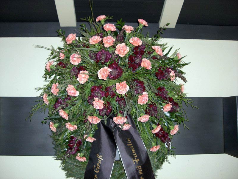 Rose Nelken mit weinroten Scabiosen