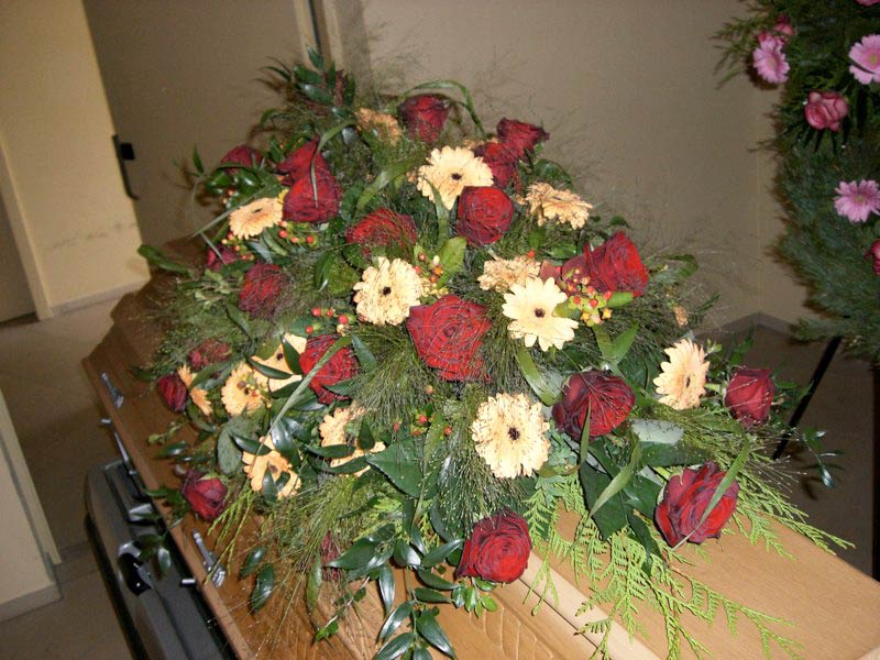Rote Rosen, creme Gerbera