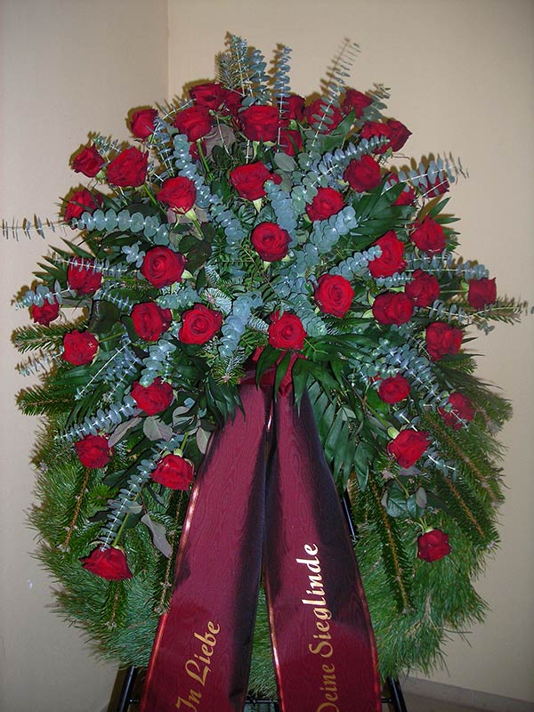 Rote Rosen mit Eucalyphtus