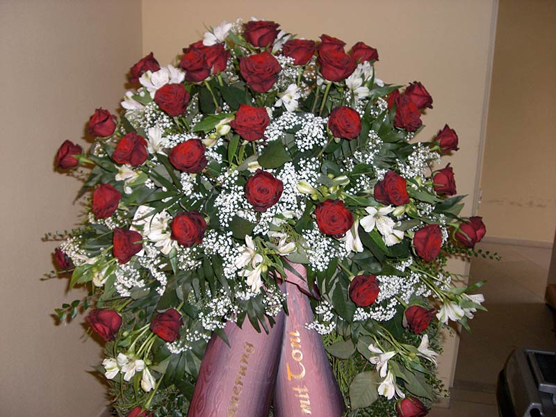 Rote Rosen mit Schleierkraut und Alstromerien