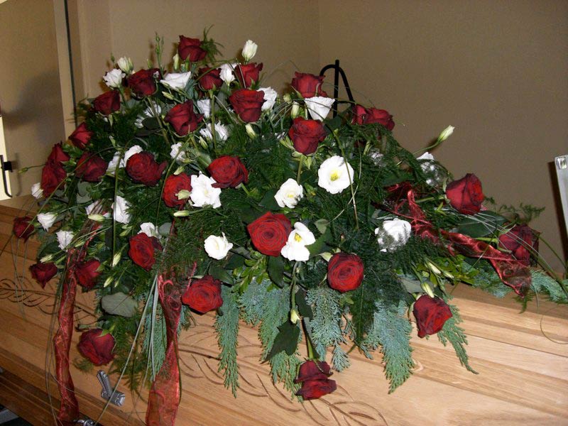 Rote Rosen mit weißen Lysianthus