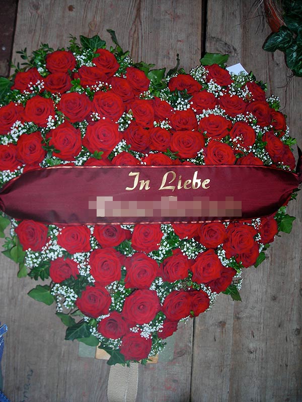 Rote Rosen und Schleierkraut locker