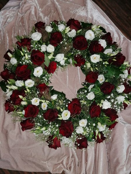 Rote Rosen und weiße Lysianthus