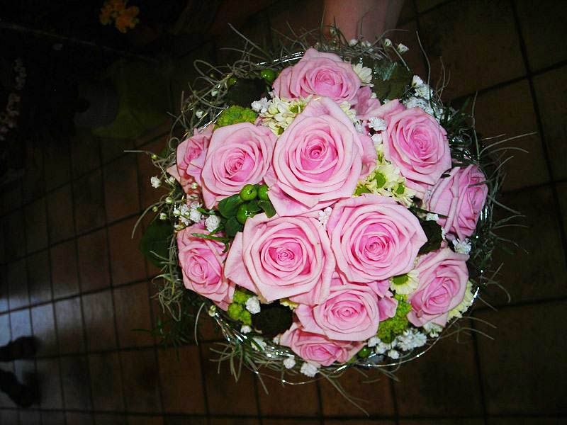 rundgebundener Strauß in rosa