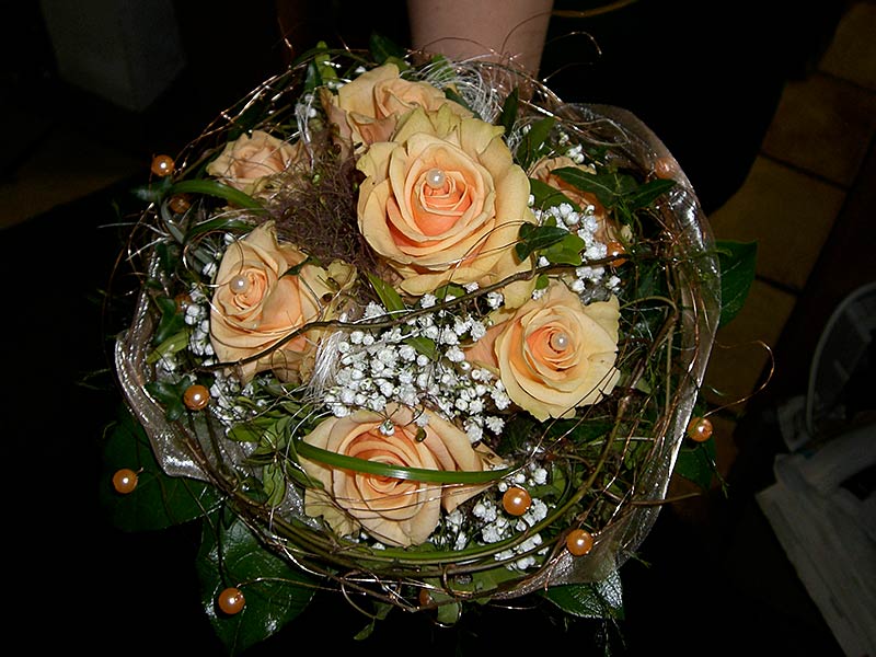 rundgebundener Strauß lachsorange Rosen