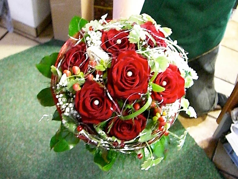 rundgebundener Strauß rote Rosen