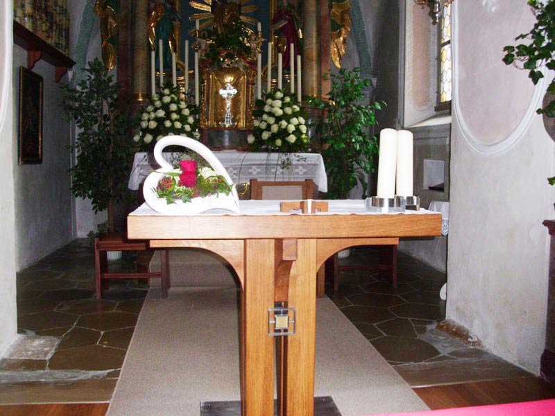 Tiziano-Herz mit Rosen als Altarschmuck