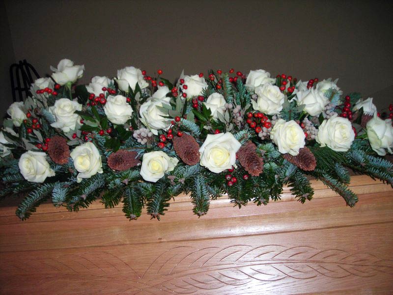 Truhenform: weiße Rosen, Zapfen