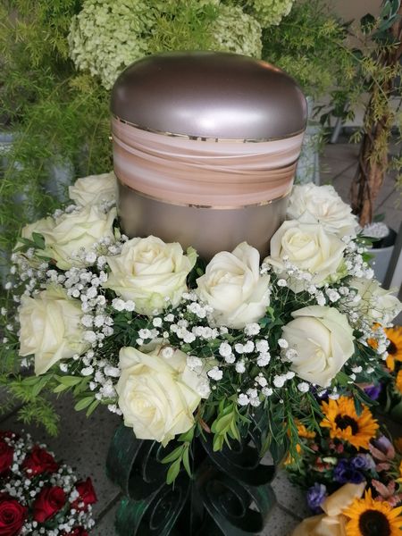 Weiße Rosen mit Schleierkraut