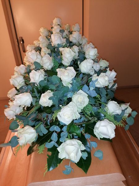 Weiße Rosen und Eucalypthus 3