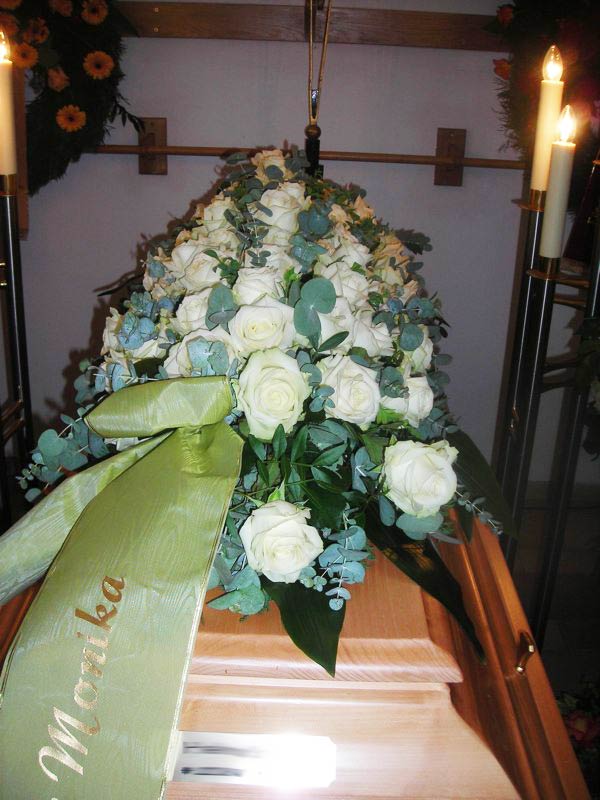 Weiße Rosen und Eucalypthus