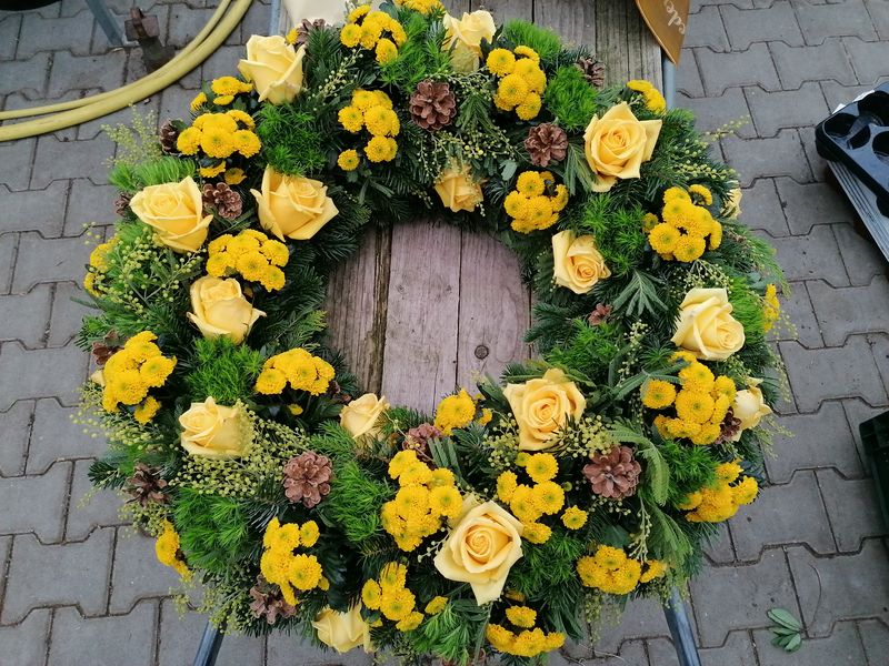 Winterlicher Frühlingskranz in gelb