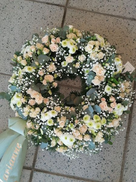 Zarte Blüten in creme-weiß