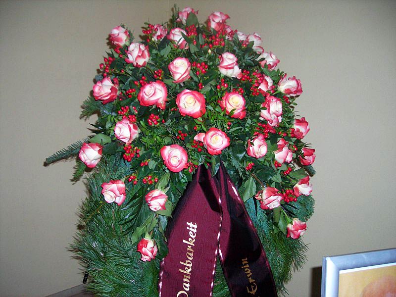 Zweifarbige Rosen mit roten Beeren